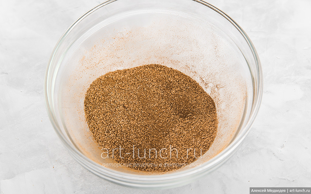 Фото 2-го шага рецепта: Сухарики с корицей В небольшой миске смешиваем сахар и корицу