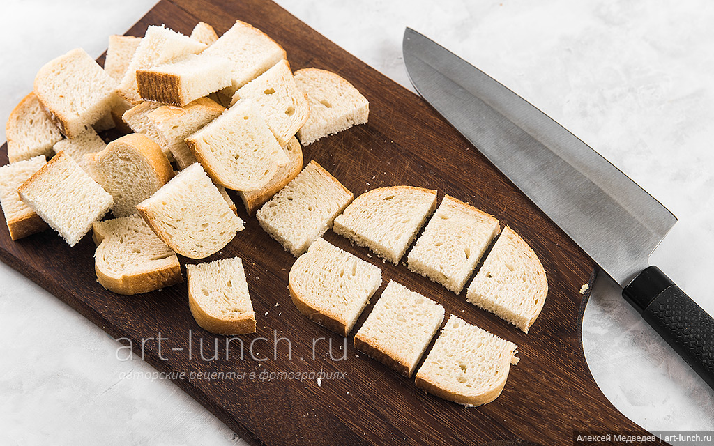 Фото 3-го шага рецепта: Сухарики с корицей Хлеб нарезаем на небольшие кусочки