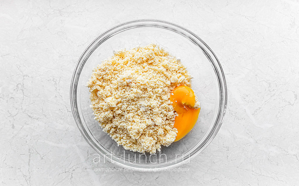 Фото 3-го шага рецепта: Киш с индейкой, грибами и картофелем У одного яйца отделяем желток от белка