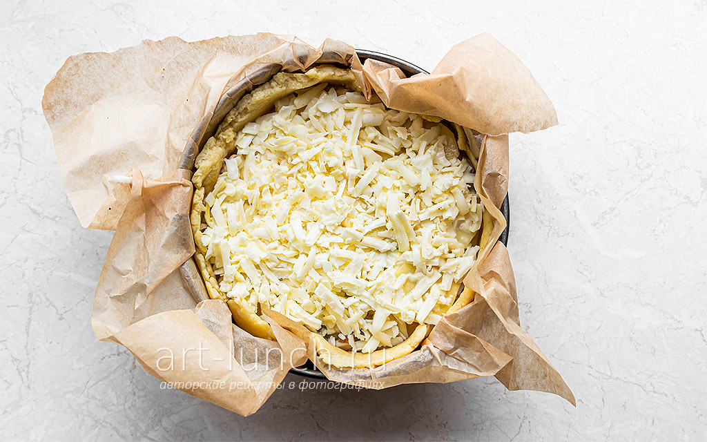 Фото 11-го шага рецепта: Киш с индейкой, грибами и картофелем Сверху снова выкладываем оставшуюся грибную начинку и ломтики картофеля