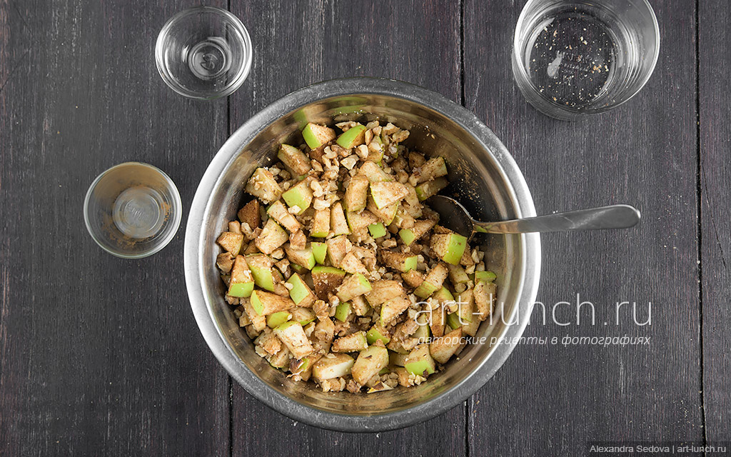 Шарлотка с орехами и корицей - пошаговый рецепт с фото
