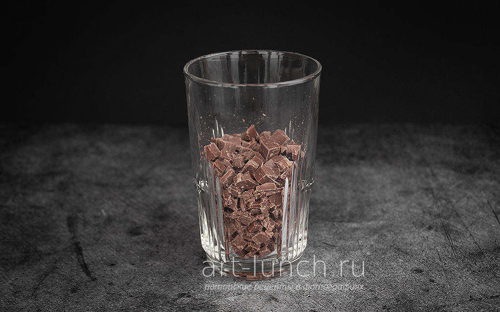 Режем плитку молочного шоколада