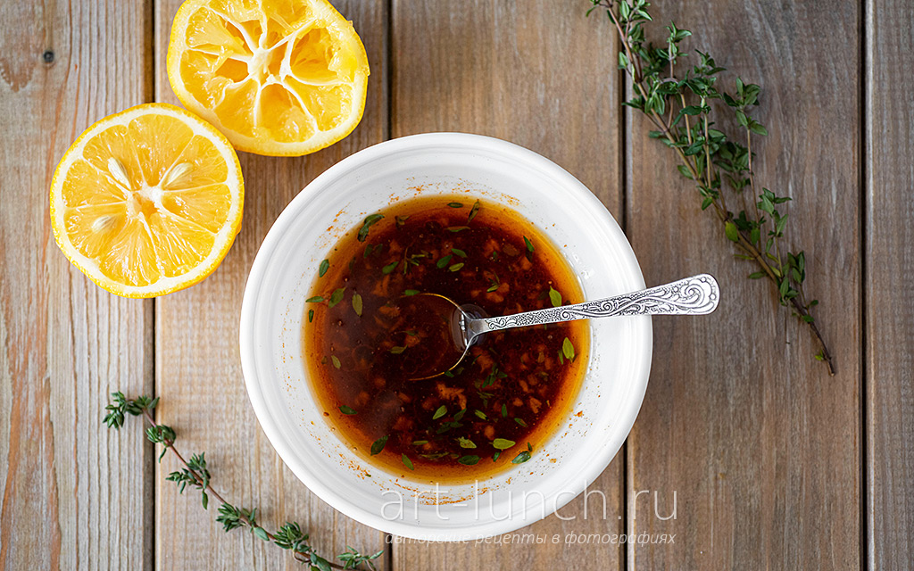 Фото 11-го шага рецепта: Салат из печени трески с оливками и тимьяном Добавляем к этой смеси соевый соус