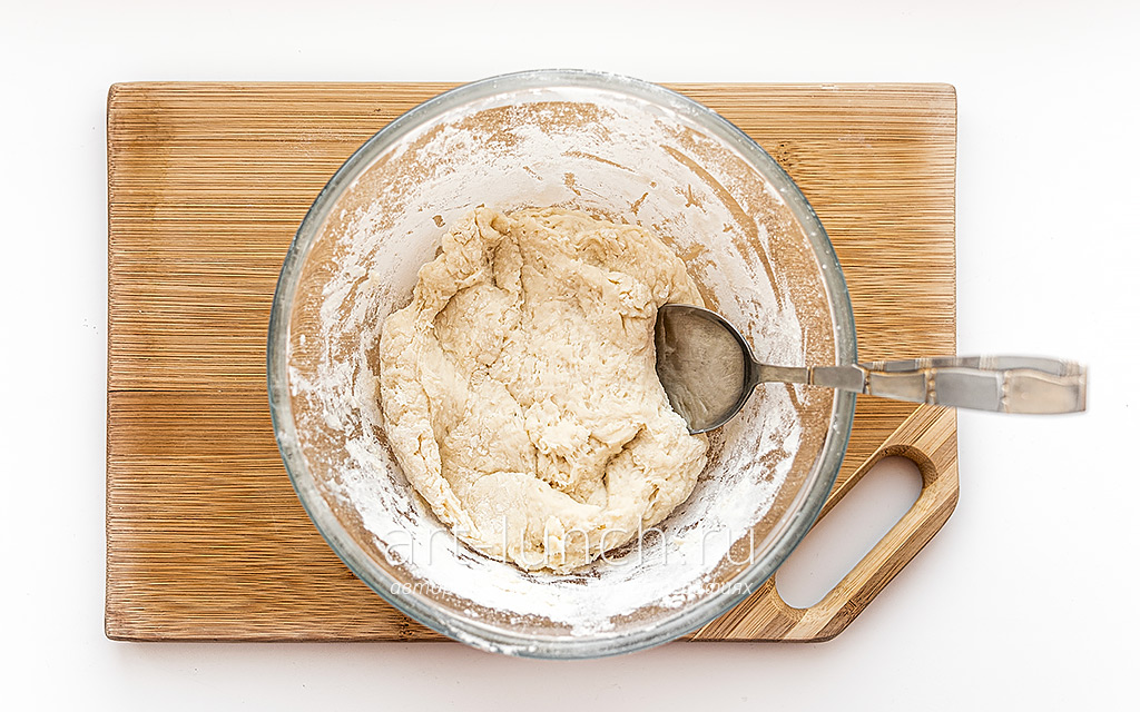 Фото 4-го шага рецепта: Лепёшки с картошкой Перемешиваем ингредиенты ложкой