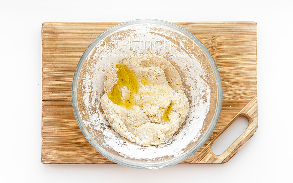 Фото 5-го шага рецепта: Лепёшки с картошкой Вливаем в тесто растительное масло