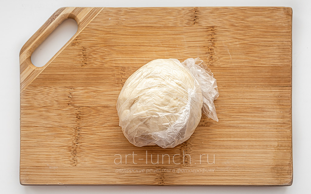 Фото 7-го шага рецепта: Лепёшки с картошкой Заворачиваем тесто в плёнку