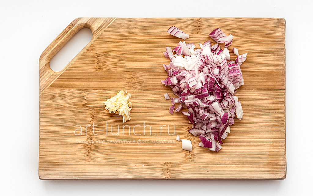 Фото 8-го шага рецепта: Лепёшки с картошкой Моем и чистим овощи