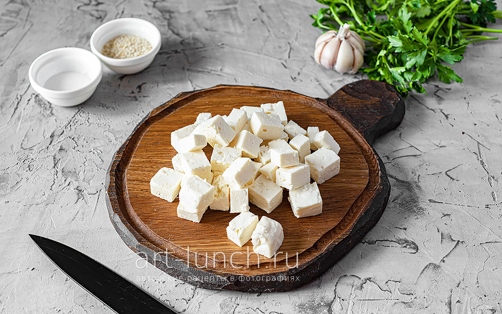 Фото приготовления салата с фасолью и тыквой, шаг 6 Сыр брынза нарезаем кубиками