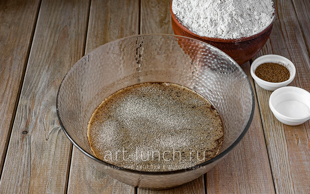 Добавляем дрожжи и вновь перемешиваем