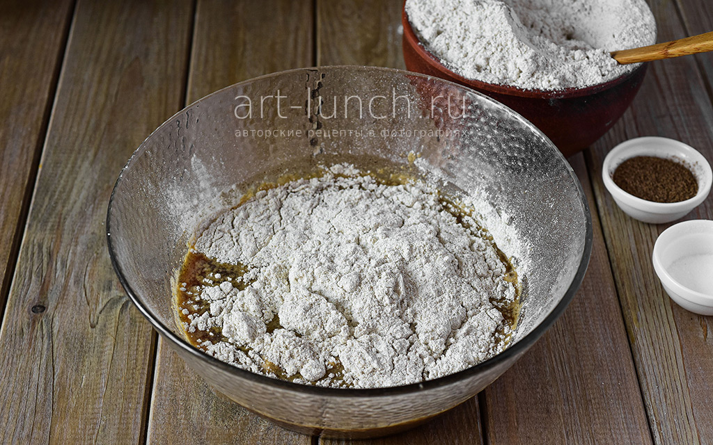 добавляем 100 г муки