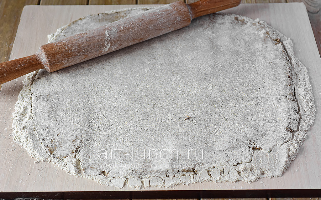 раскатываем скалкой пласт из теста желаемой толщины