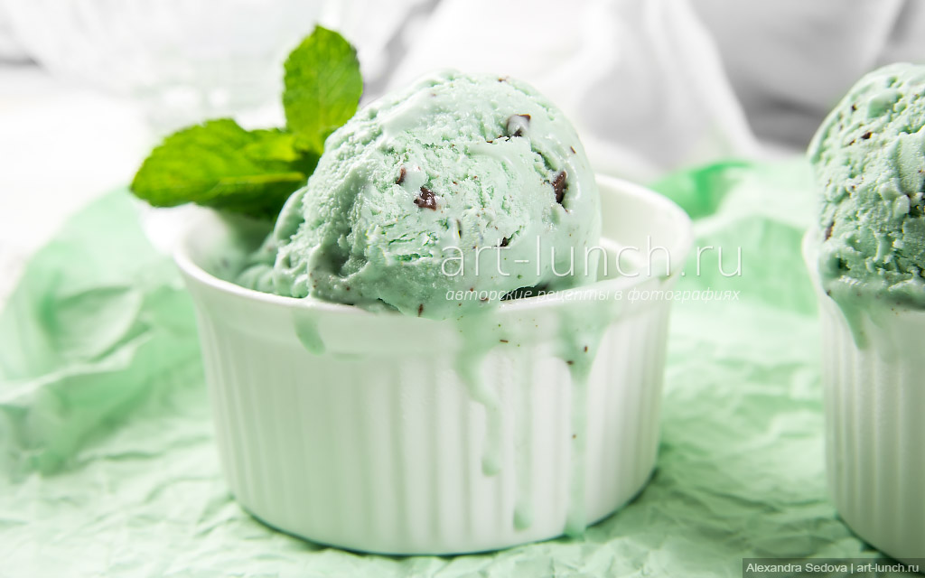 Мятное мороженое с кусочками шоколада - пошаговый рецепт с фото