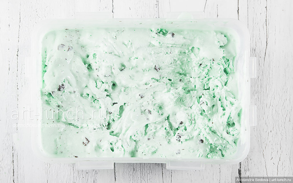 Мятное мороженое с кусочками шоколада - пошаговый рецепт с фото