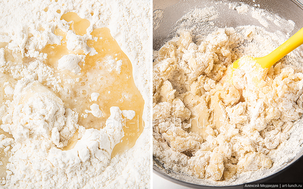 Фото приготовления галеты со сливами, шаг 3 Воду и подсолнечное масло наливаем в ковшик или небольшую кастрюльку