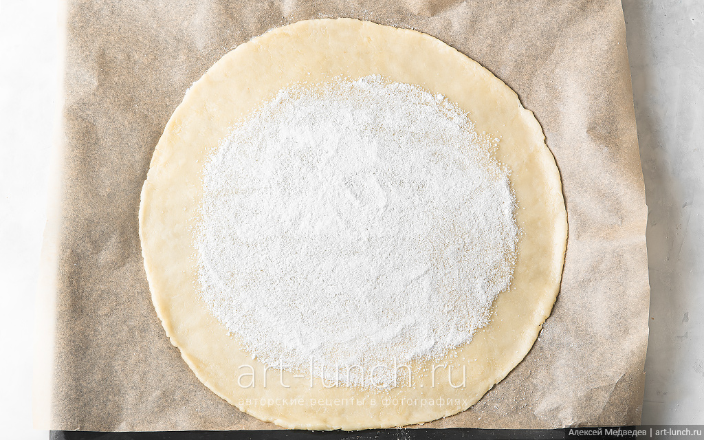 Фото приготовления галеты со сливами, шаг 9 Равномерно распределяем крахмал с сахаром