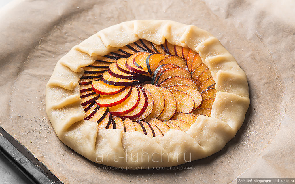 Фото приготовления галеты со сливами, шаг 12 посыпаем сверху тесто