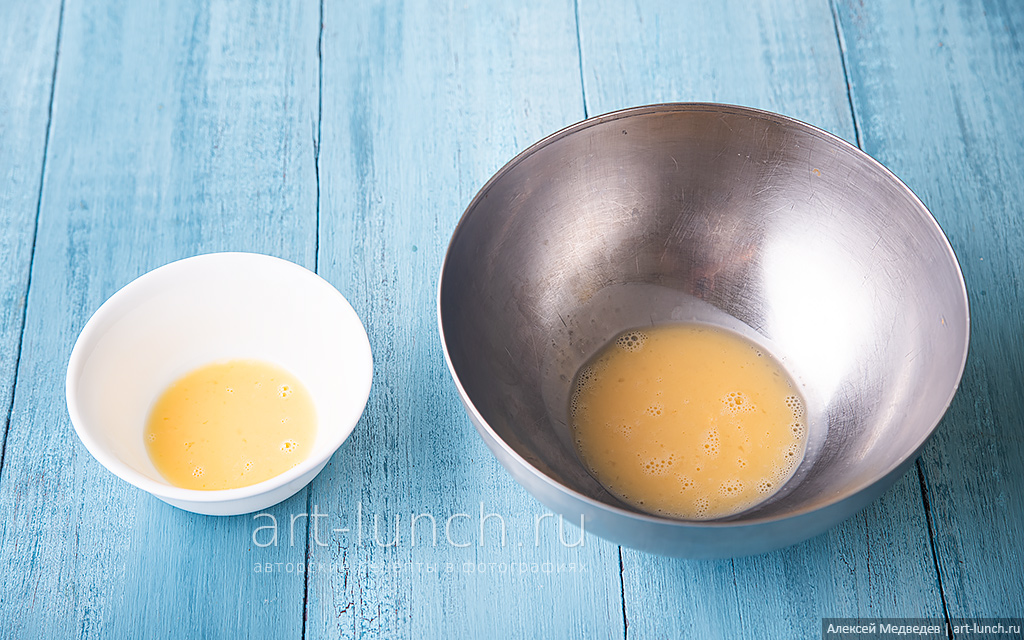 в миску разбиваем одно яйцо