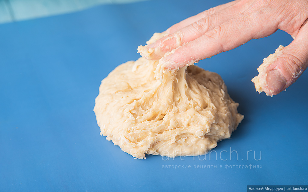 замешиваем тесто руками