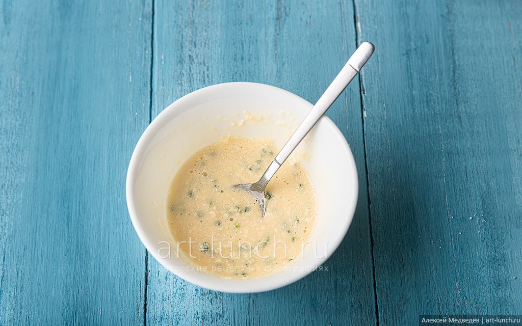 добавляем нарезанный зелёный лук