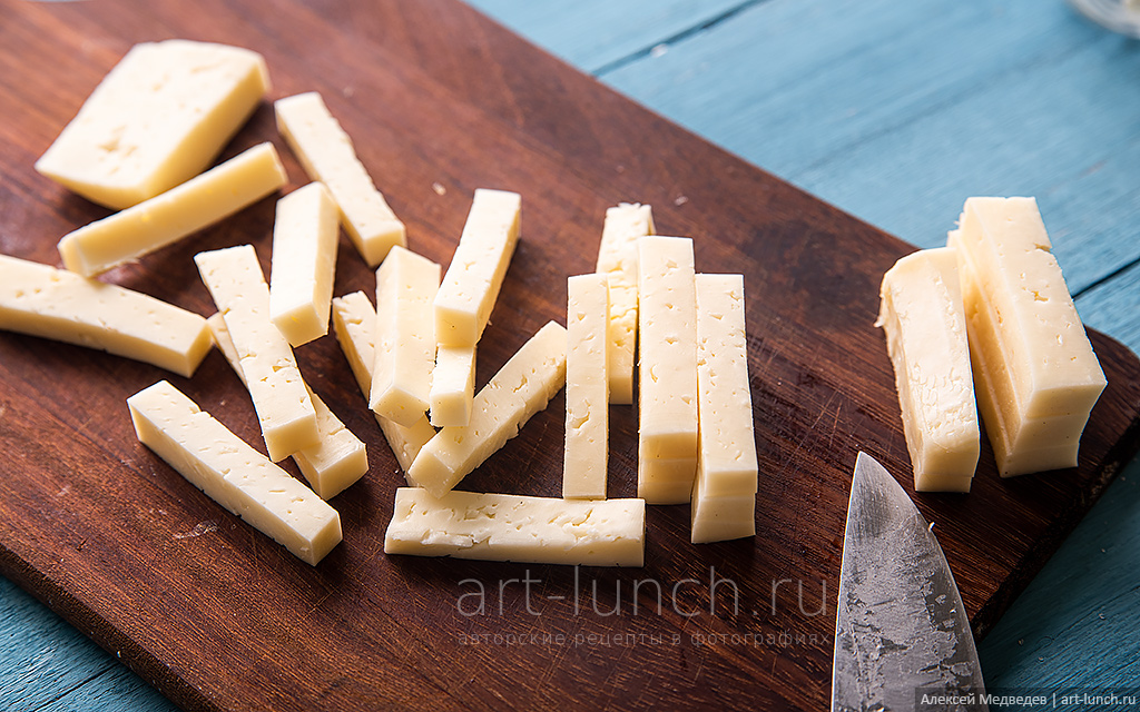 Нарезаем сыр продолговатыми брусочками