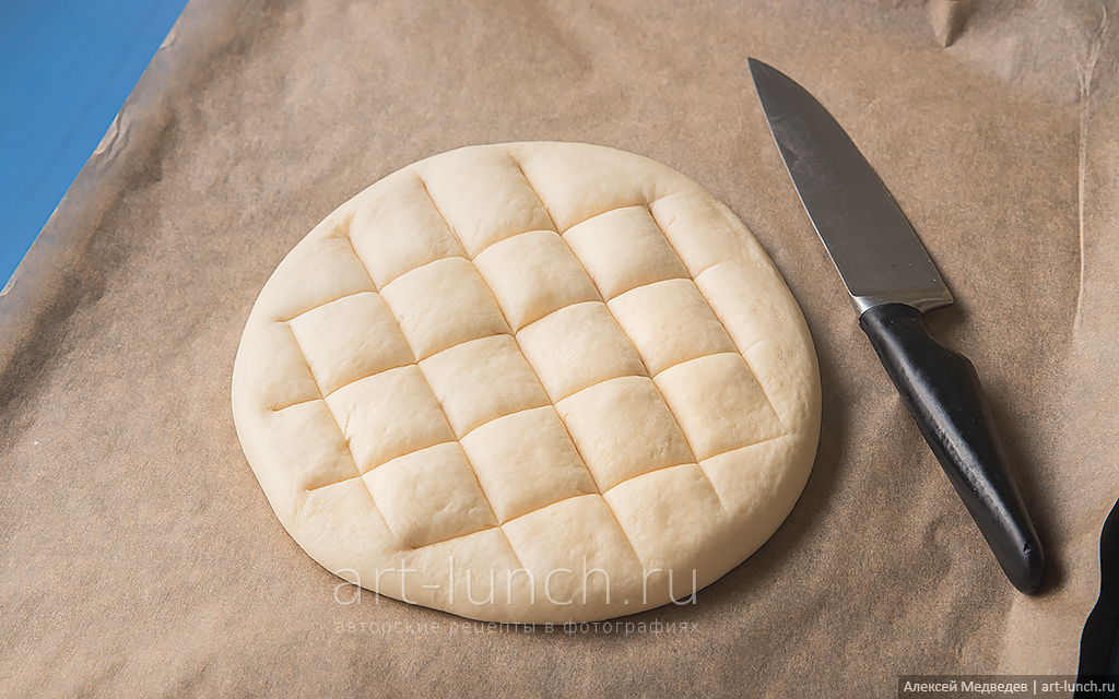 Аккуратно приминаем ладонями тесто