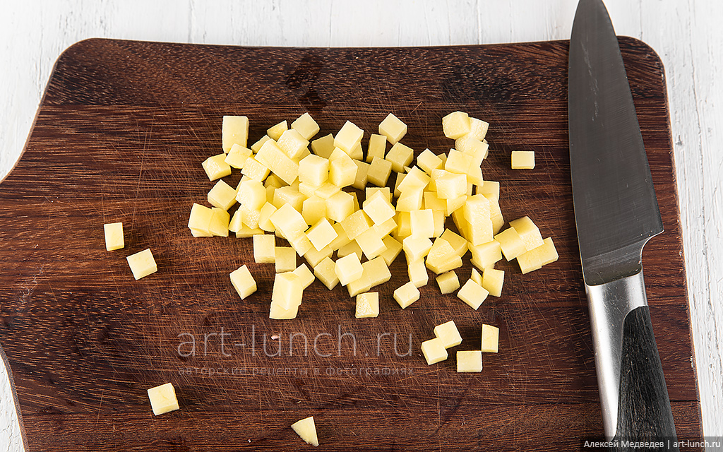 Фото 3-го шага рецепта: Салат Оливье Очищаем картофель и нарезаем на кубики