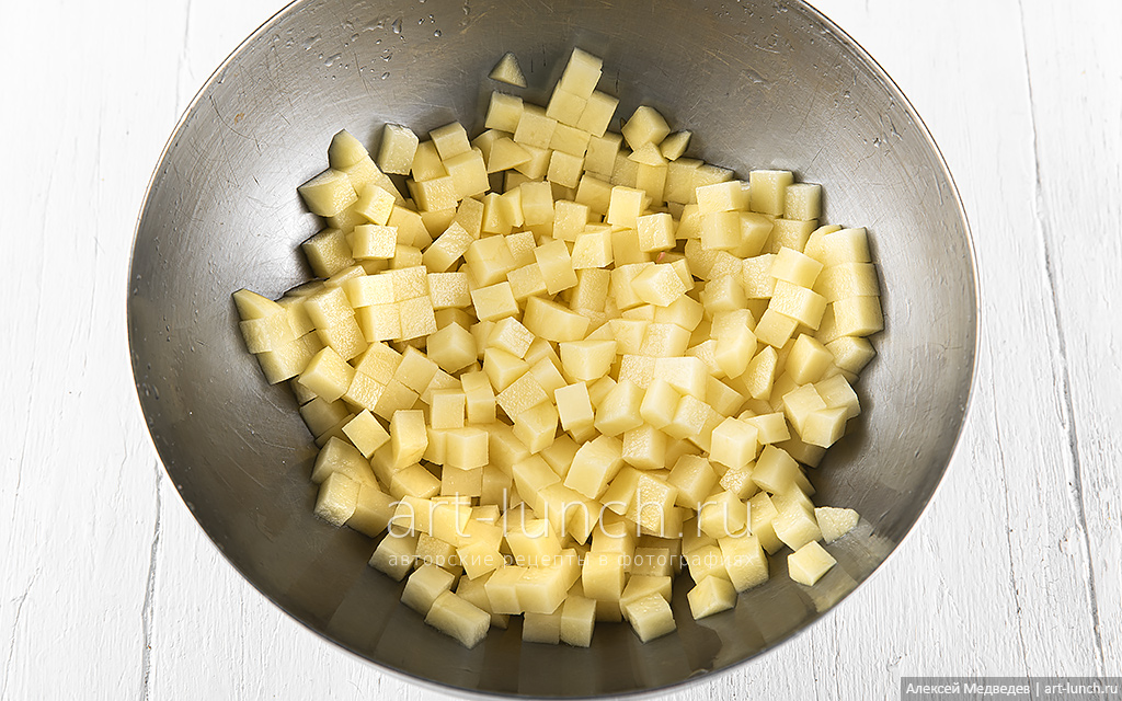 Фото 4-го шага рецепта: Салат Оливье варим ещё 5 минут