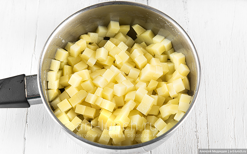 Фото 5-го шага рецепта: Салат Оливье Откидываем картофель на дуршлаг