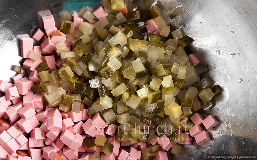 Фото 7-го шага рецепта: Салат Оливье Нарезаем солёные огурцы