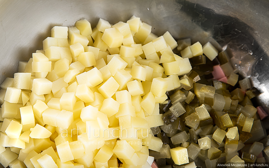 Фото 9-го шага рецепта: Салат Оливье добавляем его также в миску