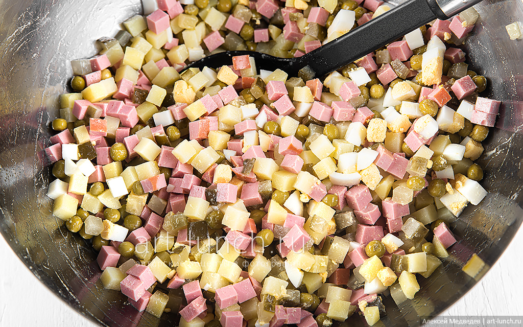 Фото 11-го шага рецепта: Салат Оливье перемешиваем