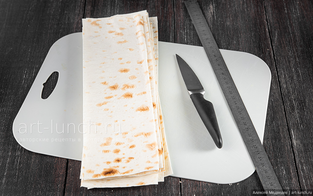 Фото приготовления лаваша с творогом и сыром, шаг 6 следует нарезать лаваш на полоски