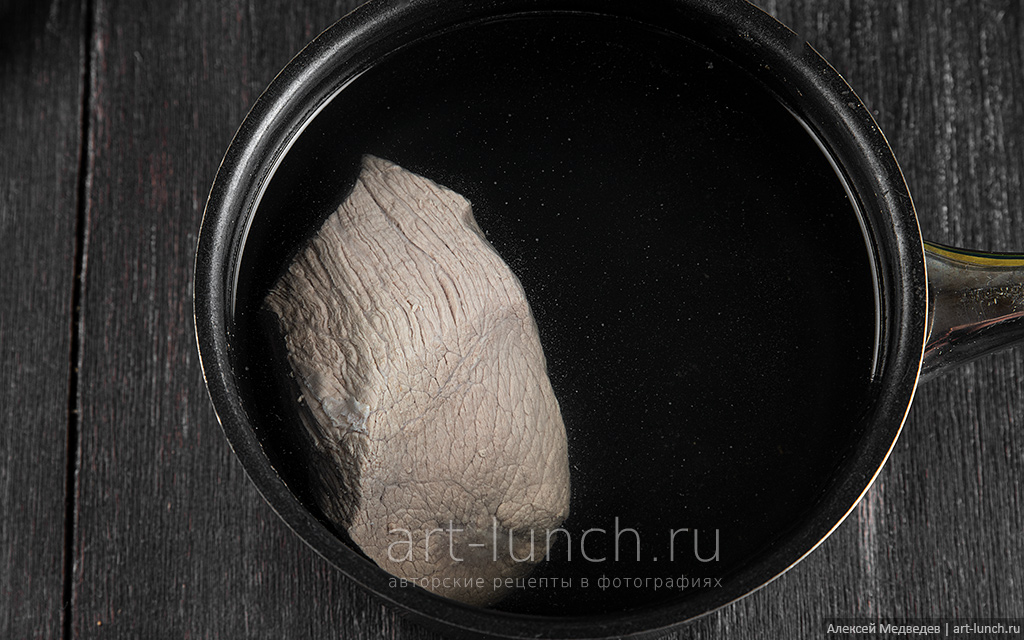 Мясо опускать лучше в кипящую воду