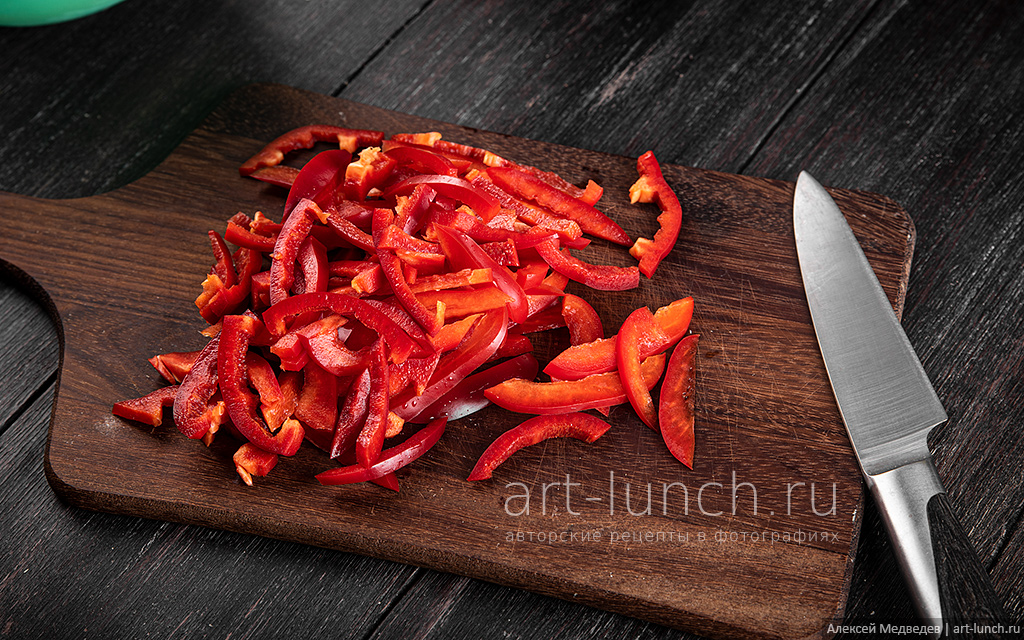 Нарезаем красный перец