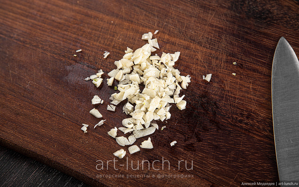 Чеснок очищаем и измельчаем