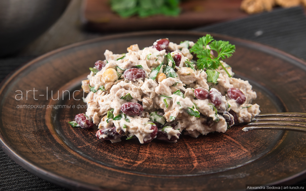 Салат с курицей, фасолью, петрушкой и грецким орехом - пошаговый рецепт с фото