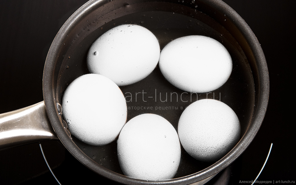 Фото 2-го шага рецепта: Салат Оливье Отвариваем яйца, минут 10-12