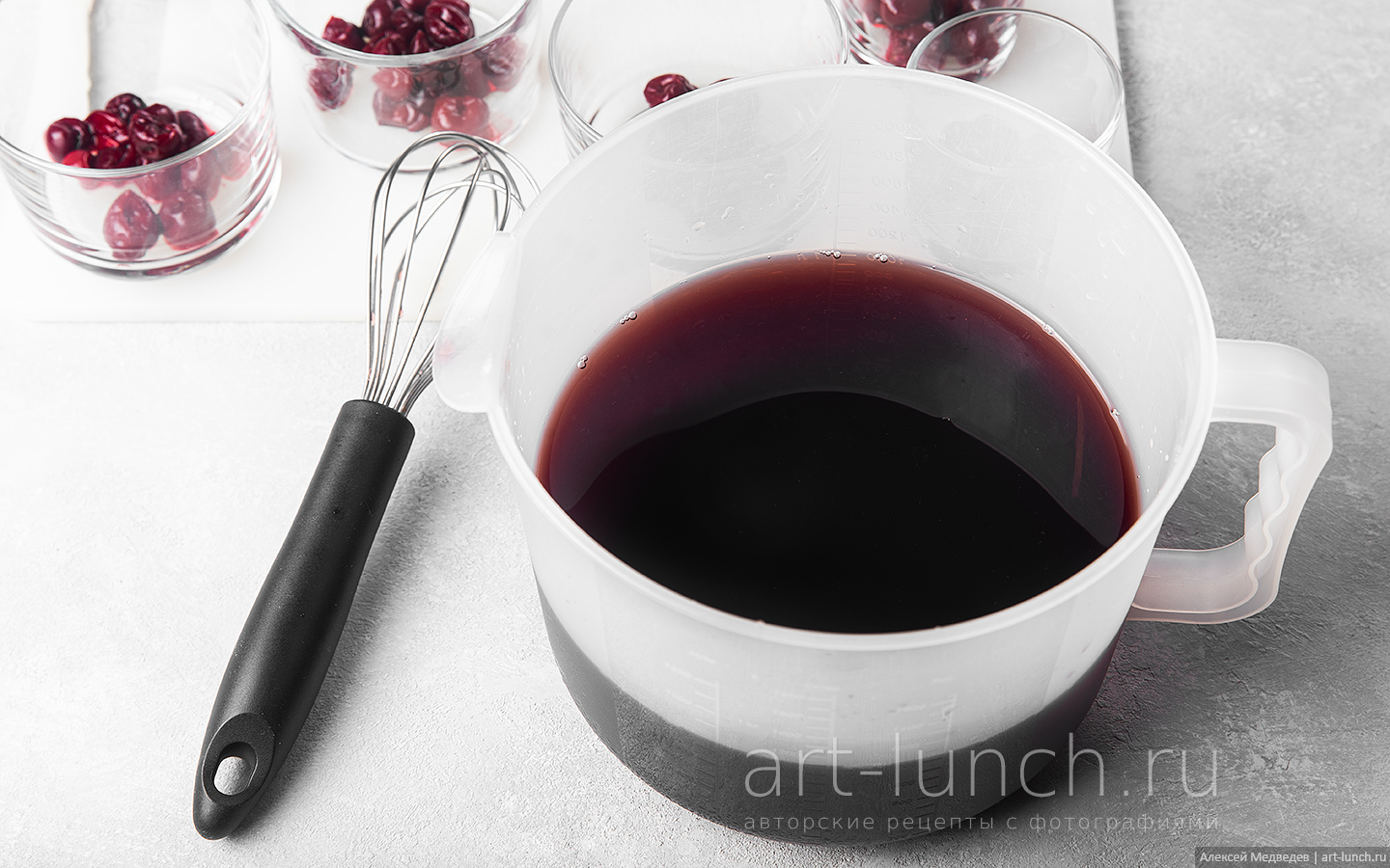 Переливаем нагретый сок с желатином в ёмкость