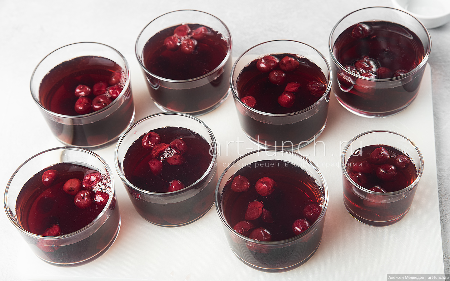 Наливаем приготовленную массу для желе в стаканы