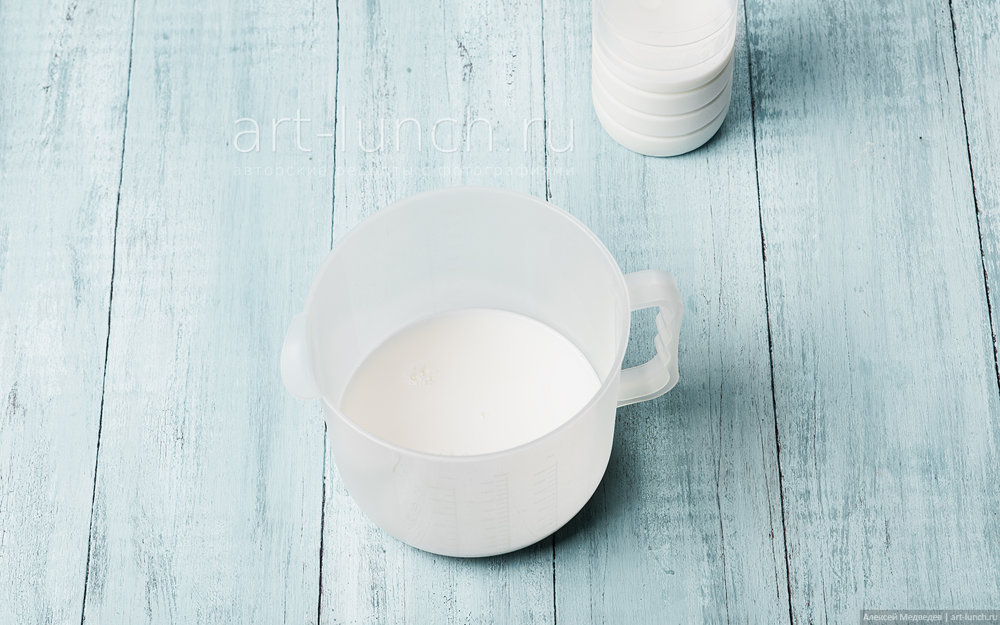 Наливаем молоко в ёмкость для взбивания