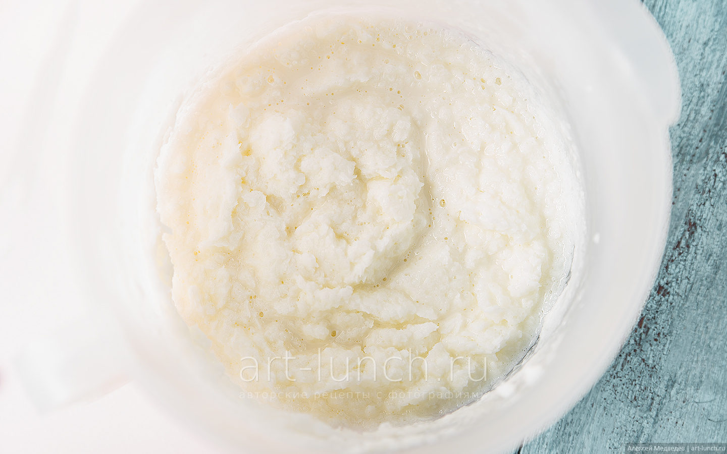 В морозилке молоко находится около часа