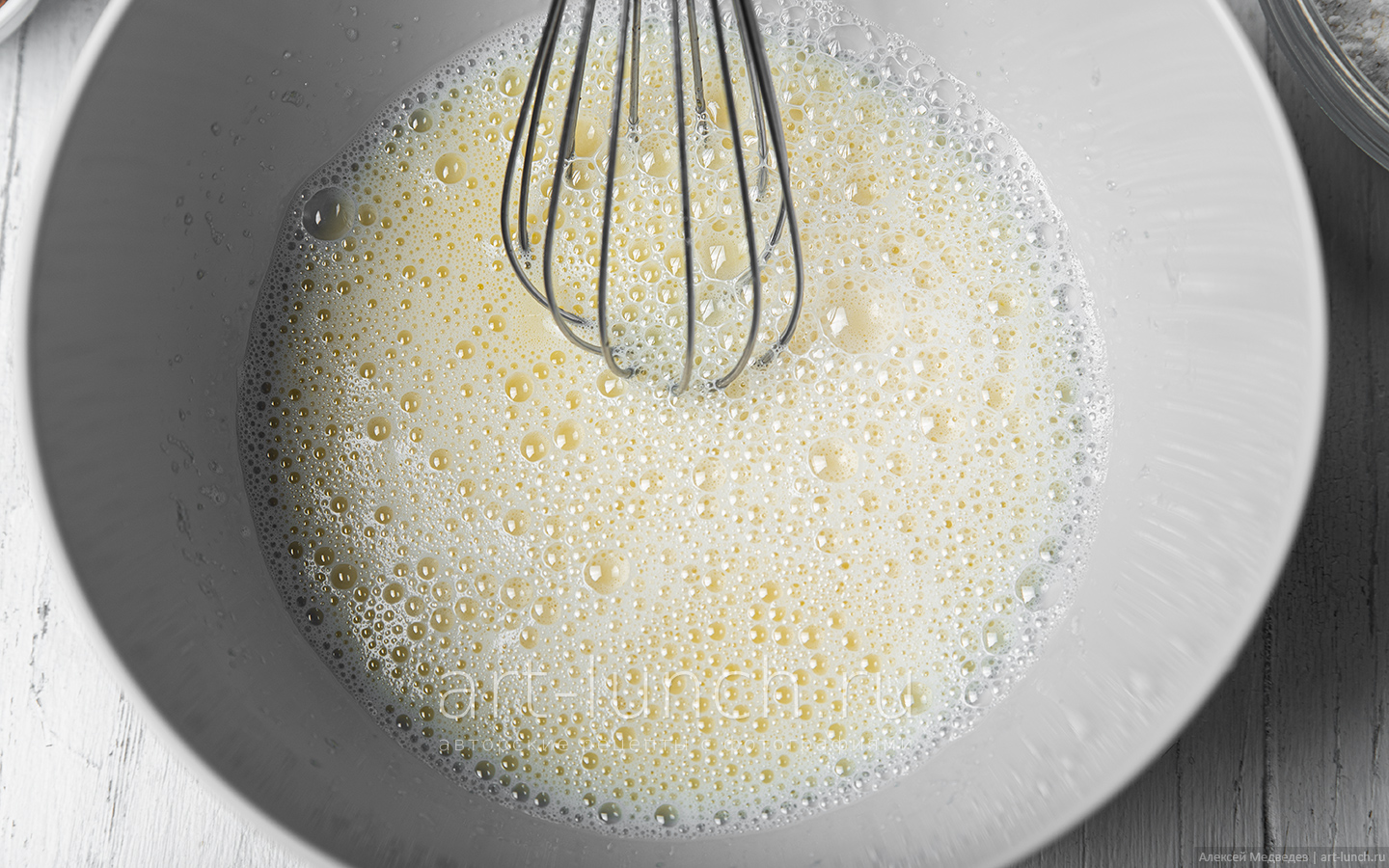 Добавляем молоко (250 мл) и перемешиваем