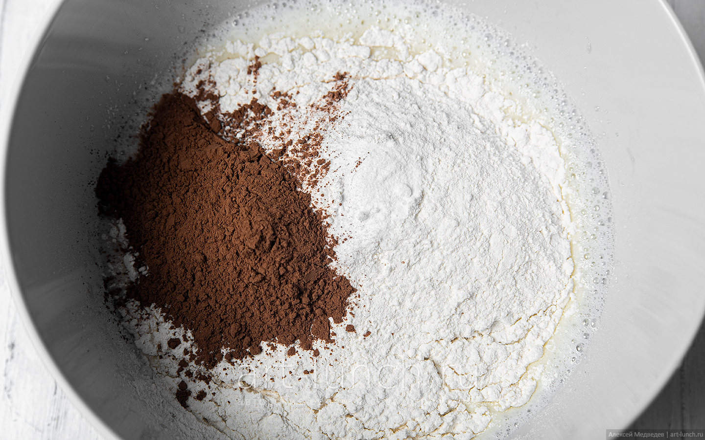 Насыпаем в миску муку 