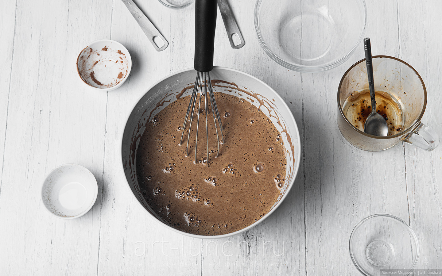 Выливаем кофе в тесто