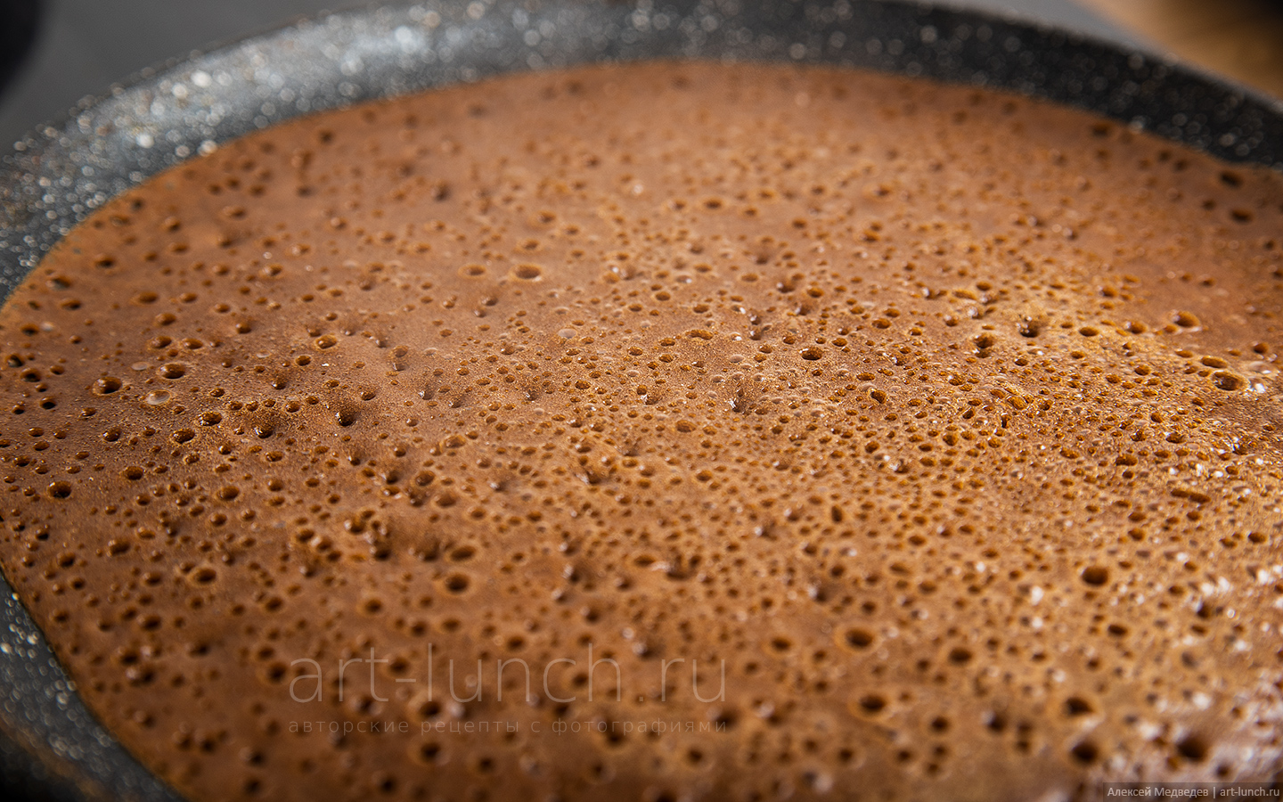 Наливаем тесто в сковороду