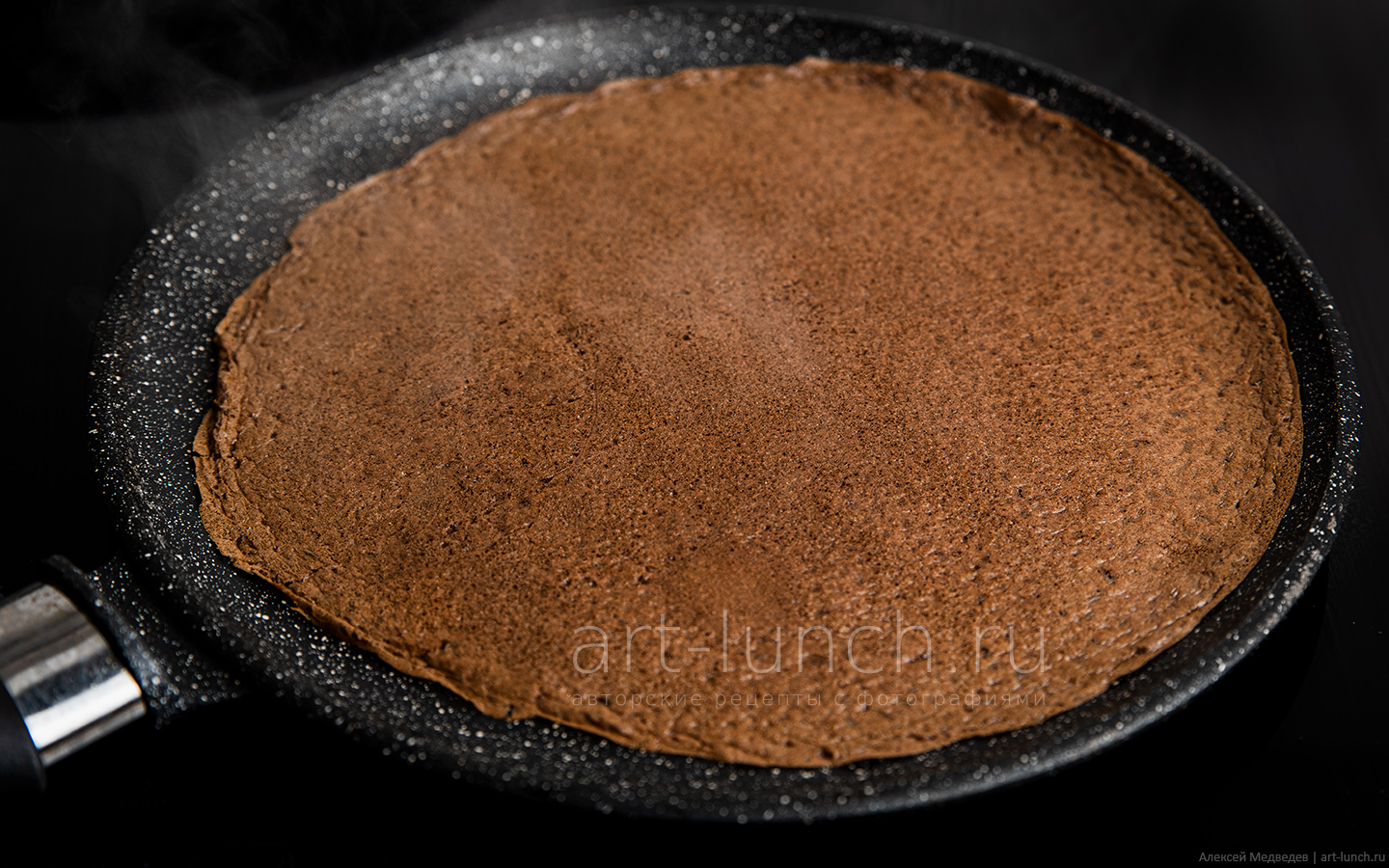 Переворачиваем блин и выпекаем вторую сторону 20-25 секунд