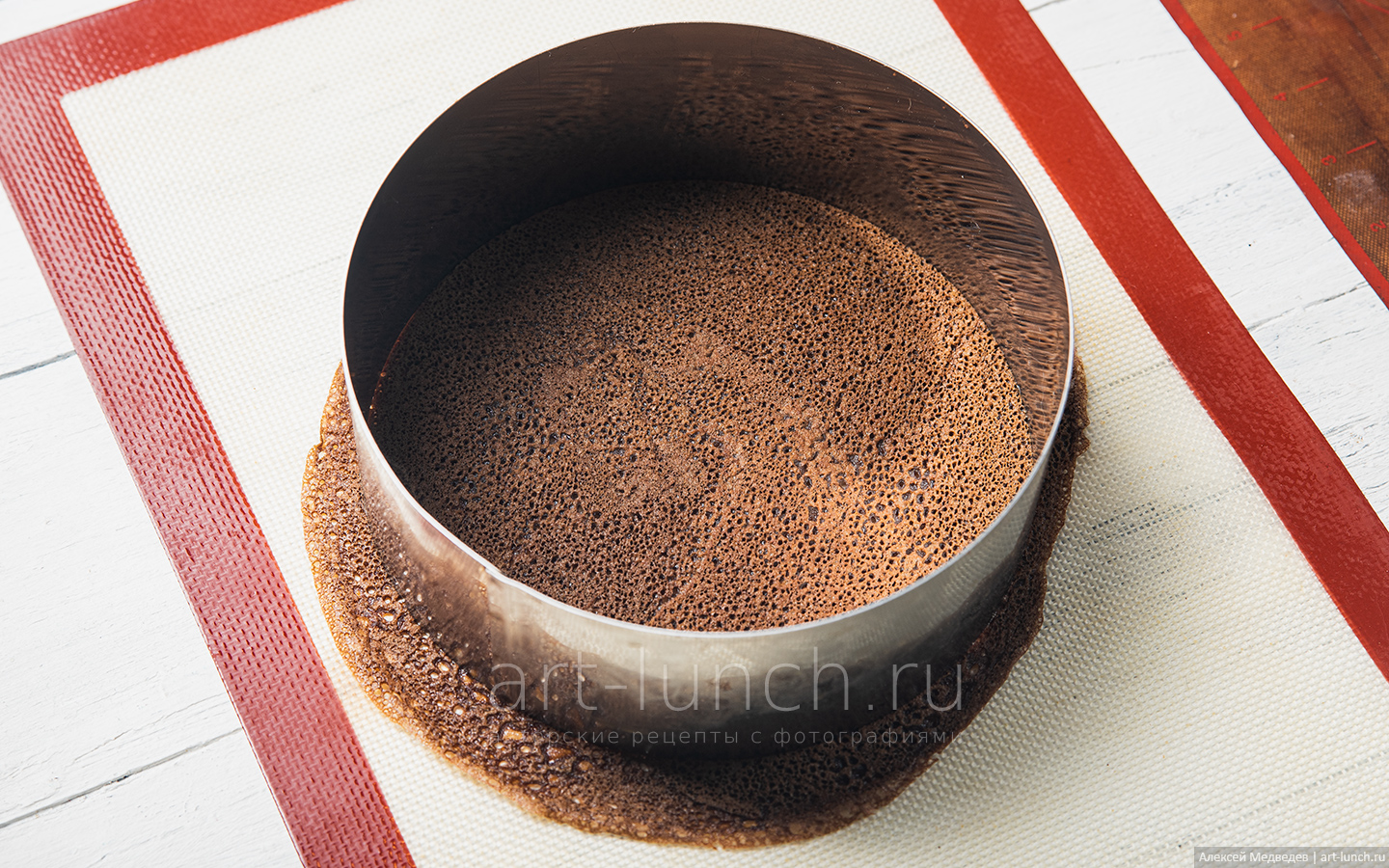 Кладём пару блинов на силиконовый коврик