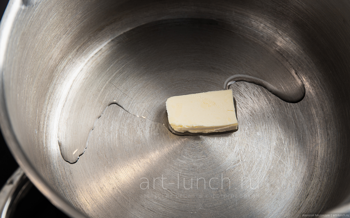 растапливаем сливочное масло