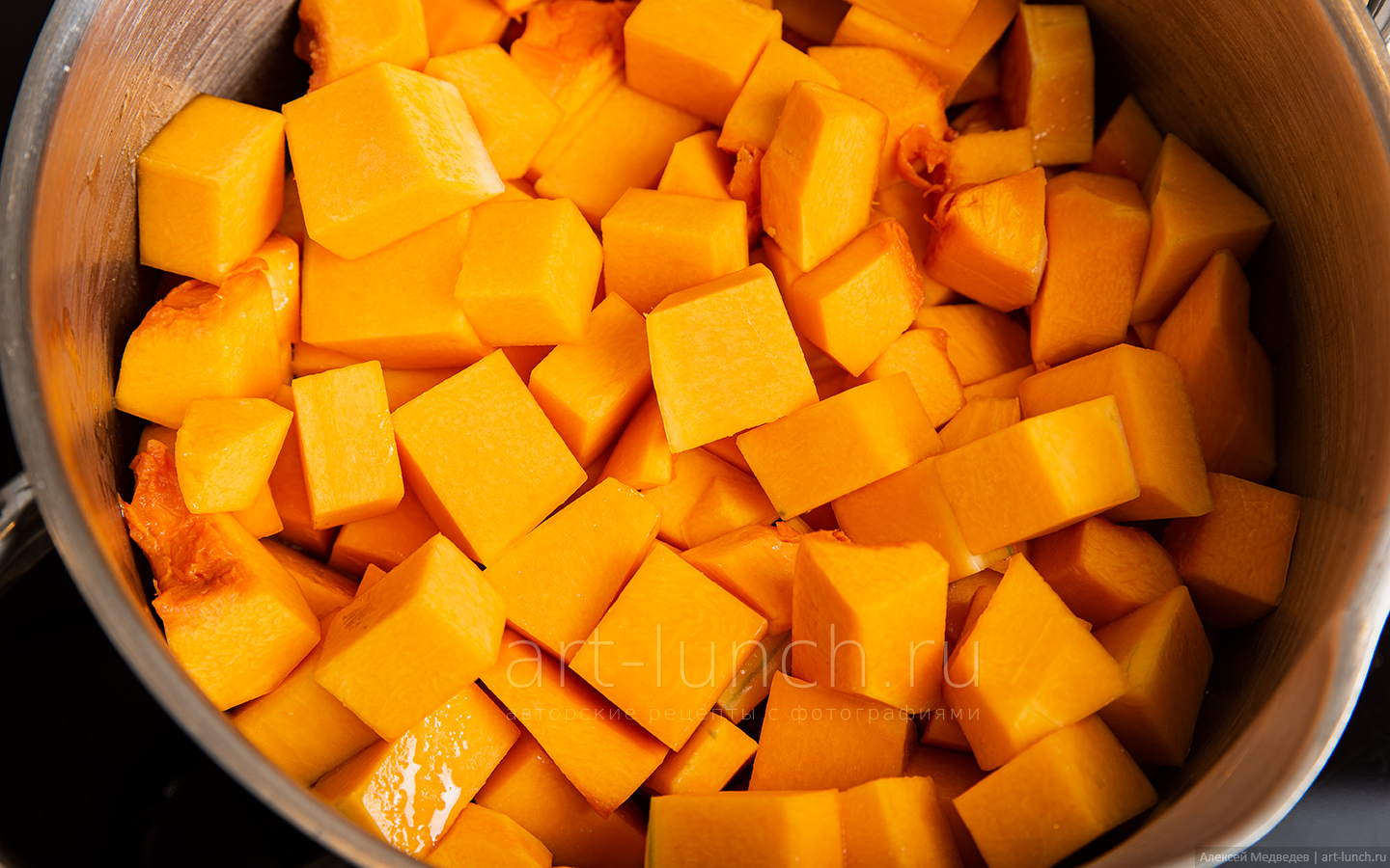Выкладываем в кастрюлю тыкву