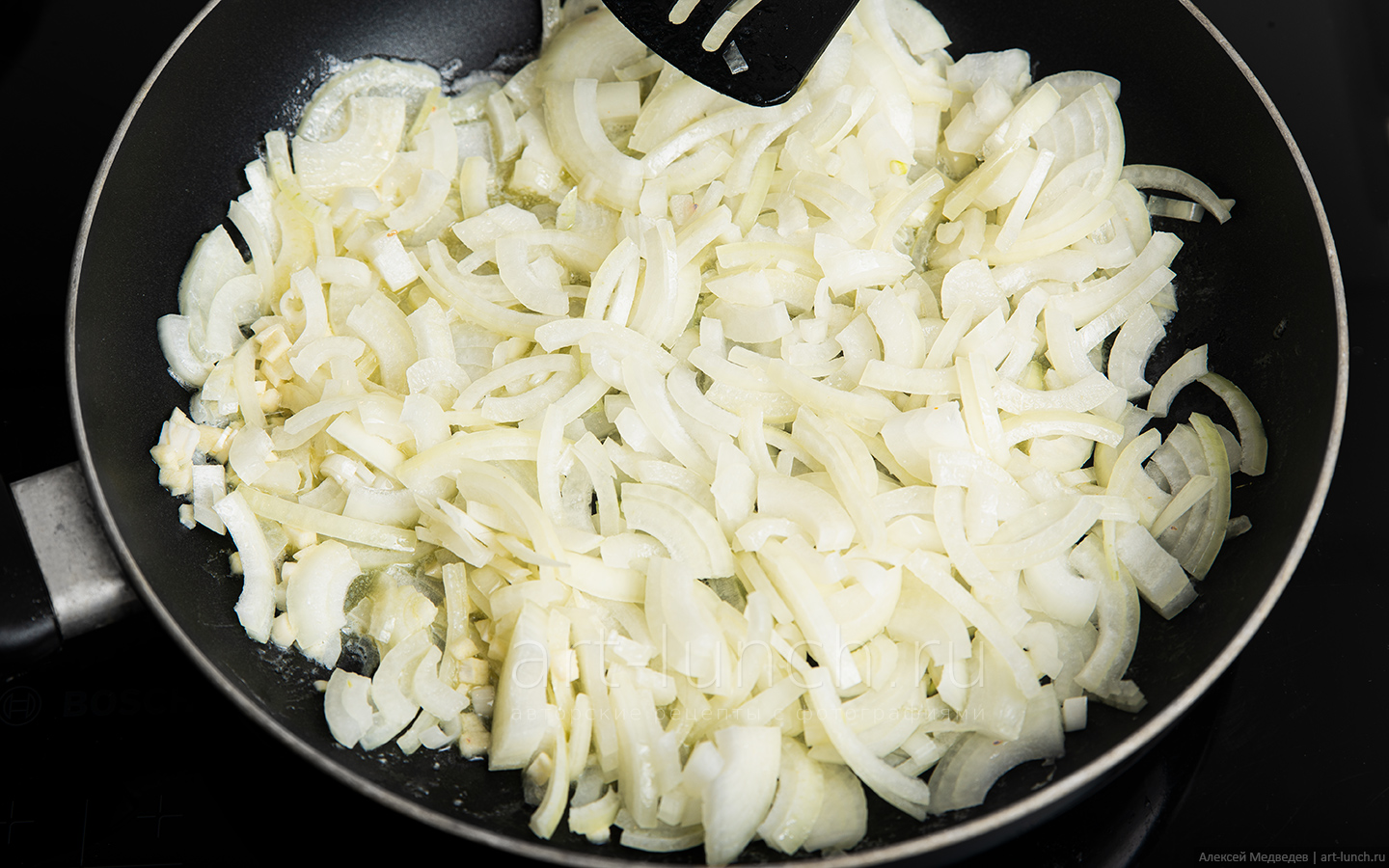 Выкладываем в сковороду лук и чеснок